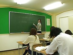 아기 되 면 그녀의 작은 가슴 키스 성 스터드에 의해 핥 았