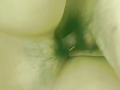 치마에 섹시 한 아시아 그녀의 그곳이 꽉 털이 스 터 드로 밀고 다